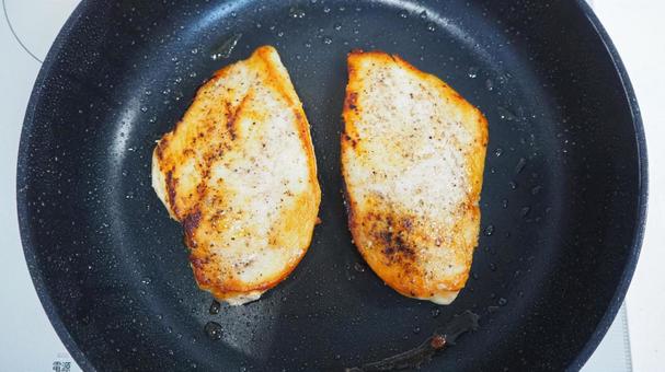 手作り・チキンソテー（焼き上がり） チキンソテー,ナポリタンソース添え,手作りの写真素材