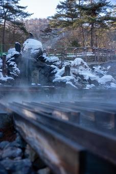 雪景色と湯けむり舞う温泉 温泉,湯けむり,冬の写真素材