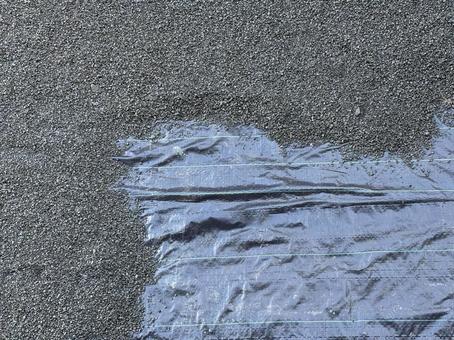 防草シート上に敷かれていく砂利 01 庭づくり,整地,砂利の写真素材