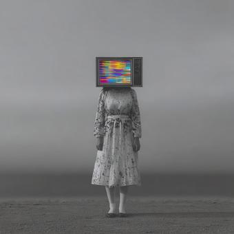 テレビの頭を持つ女性のモノクロ写真 テレビの頭を持つ女性のモノクロ写真の写真