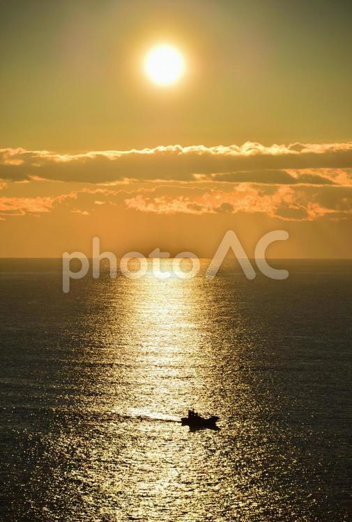 光の道と一隻の船 海と夕日,海と夕陽,夕日の写真素材