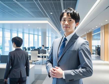 オフィスで微笑み手を組んで佇む社員 オフィスで微笑み手を組んで佇む社員の写真
