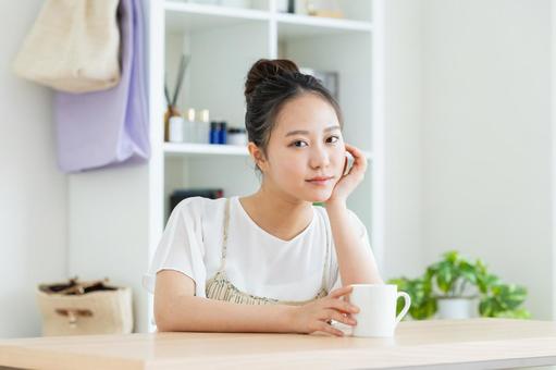 部屋でくつろぐ若い女性 部屋でくつろぐ若い女性 女性,若い,若い女性の写真素材