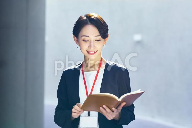 ファイルを見るスーツの女性　ビジネス ビジネスウーマン,キャリアウーマン,オフィスの写真素材