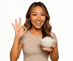 半袖女性が笑顔で茶碗をもちオッケーの指 女性,女の子,女の写真素材