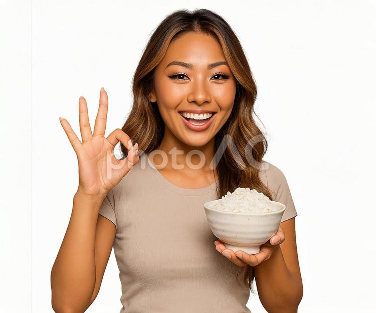 半袖女性が笑顔で茶碗をもちオッケーの指 女性,女の子,女の写真素材
