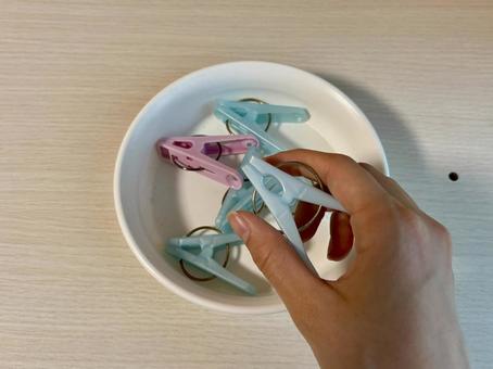 青い洗濯バサミを取る 青い洗濯バサミを取る 洗濯バサミ,洗濯,挟むの写真素材