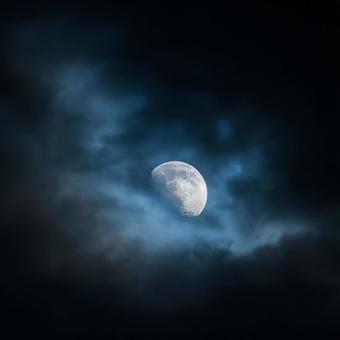 霧と月が織りなす幻想的な風景 霧と月が織りなす幻想的な風景の写真