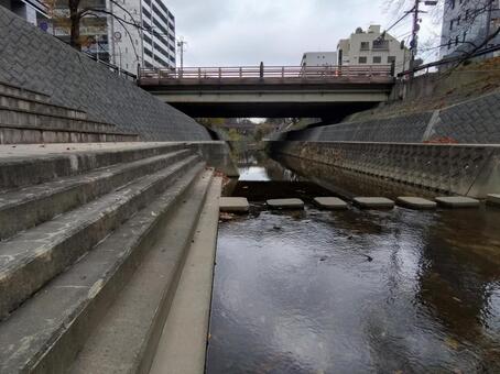 飛び石のある都市河川 都市河川,飛び石,公園の写真素材