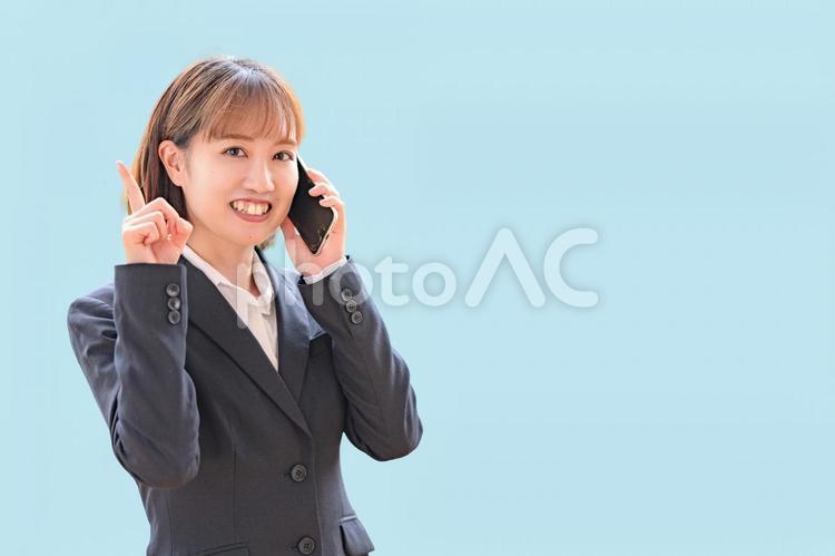 笑顔のビジネスウーマンとスマホ 営業職,通話中,新卒社員の写真素材
