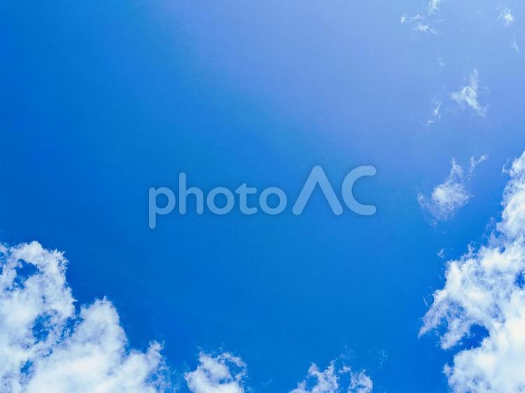 青い空と白い雲の風景 青空,日差し,白い雲の写真素材