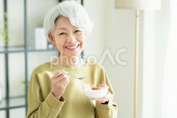 ヨーグルトを食べるシニアの女性 ヨーグルト,シニア,高齢者の写真素材