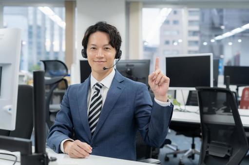 オフィスで仕事をするオペレーター オペレーター,コールセンター,ビジネスの写真素材