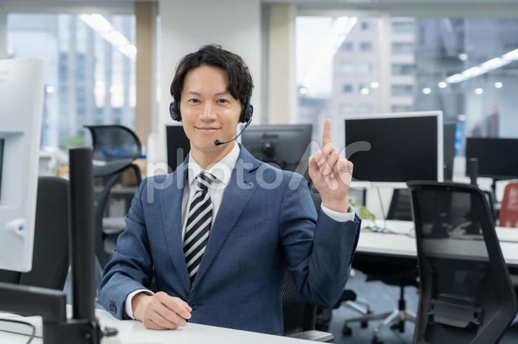 オフィスで仕事をするオペレーター オペレーター,コールセンター,ビジネスの写真素材