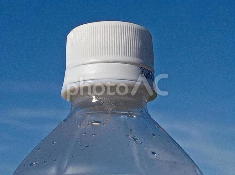 夏空とペットボトル 夏空,ペットボトル,お茶の写真素材