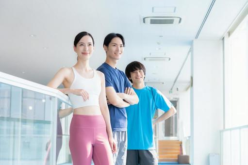 スポーツジムでトレーニングをする若い男女 スポーツジム,フィットネス,ダイエットの写真素材