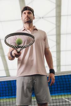 ラケットにボールを乗せる男性テニス選手 男性,外国人,テニスの写真素材