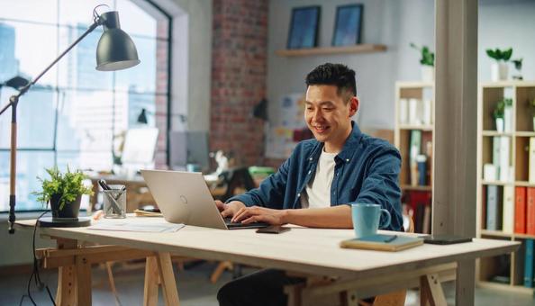 パソコンで作業する日本人男性 パソコンで作業する日本人男性の写真