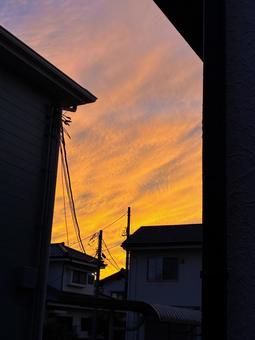 建物の間から見上げた夕空 建物の間から見上げた夕空の写真