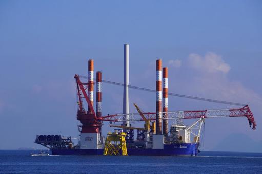 洋上風力発電機の設置工事の風景 洋上風力発電機の設置工事の風景 工事,風力発電機,エコの写真素材