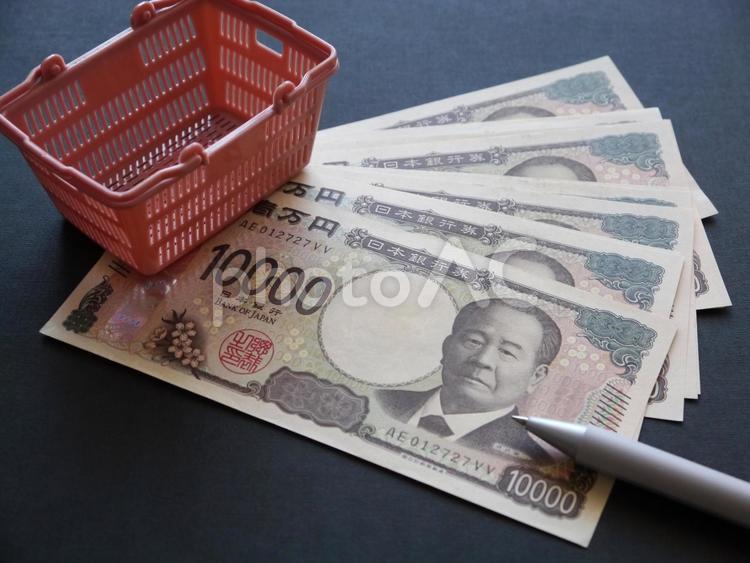 買い物かごとペンと新一万円札 経済,家計,金融の写真素材