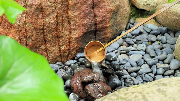 Pour water into the Suikinkutsu at Urakuen and listen to the sound, JPG