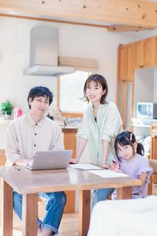 テレワークをする夫婦と子供 ニューノーマル,夫婦,テーブルの写真素材