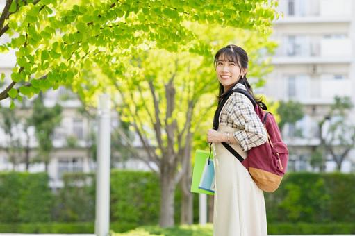 キャンパスを歩く女子大学生 キャンパスを歩く女子大学生の写真