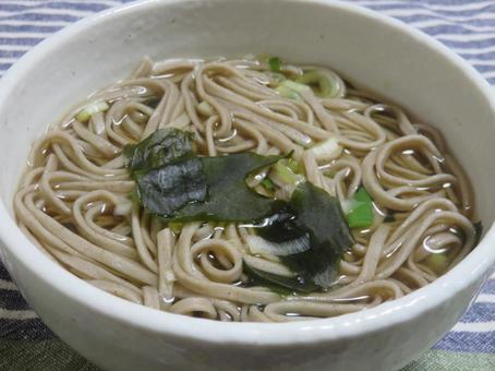 蕎麦 蕎麦,わかめ,ネギの写真素材