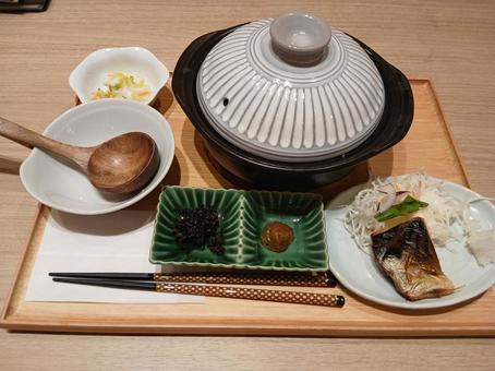 土鍋定食、塩さば 土鍋定食、塩さば 塩さば,大根おろし,サラダの写真素材