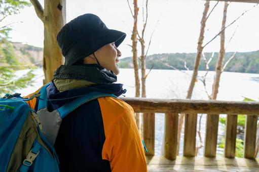 ハイキングで休憩をする男性 ハイキングで休憩をする男性 登山,男,男性の写真素材