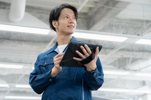 メンテナンスをする若い男性エンジニア メンテナンスをする若い男性エンジニア エンジニア,技術者,メンテナンスの写真素材