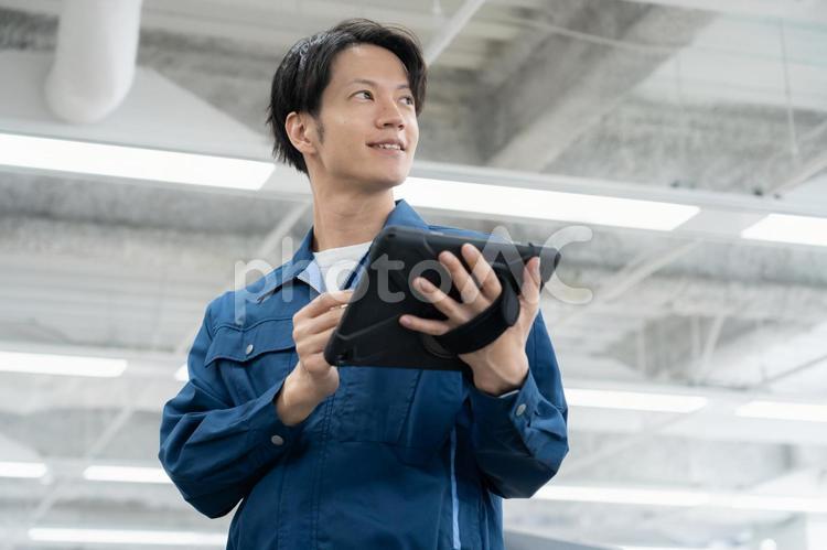 メンテナンスをする若い男性エンジニア エンジニア,技術者,メンテナンスの写真素材
