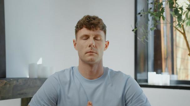 ヨガの瞑想をする男性 男性,外国人,欧米人の写真素材