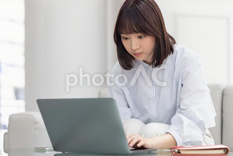 ノートパソコンを使うビジネスウーマン 女性,ビジネス,パソコンの写真素材