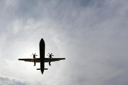 飛行機｜プロペラ機｜シルエットと空 飛行機,空,シルエットの写真素材