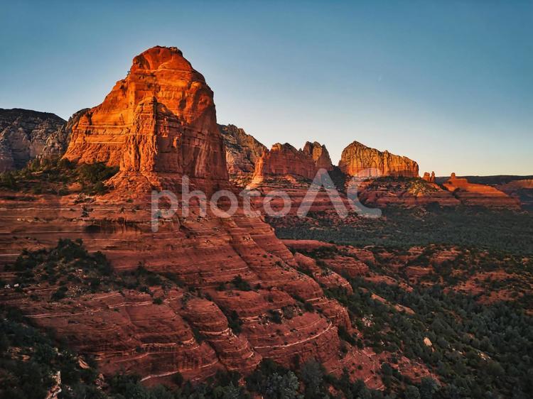 セドナの夕暮れの岩場の景色 アリゾナ,セドナ,アメリカの写真素材