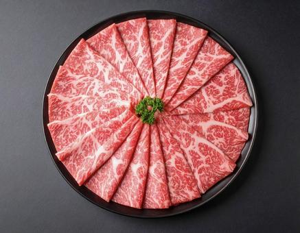 華やかに並ぶ霜降り肉 華やかに並ぶ霜降り肉の写真