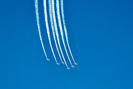 ブルーインパルス　デルタ・ロール　7の写真