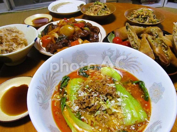 家庭の食卓に並んだ手作り中華料理 家庭,食卓,中華の写真素材