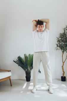 立ってストレッチをする男性 男性,外国人,欧米人の写真素材