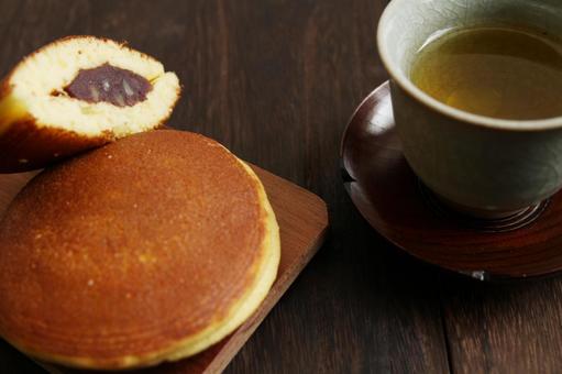 どら焼きと緑茶 どら焼きと緑茶 どら焼き,緑茶,あんこの写真素材
