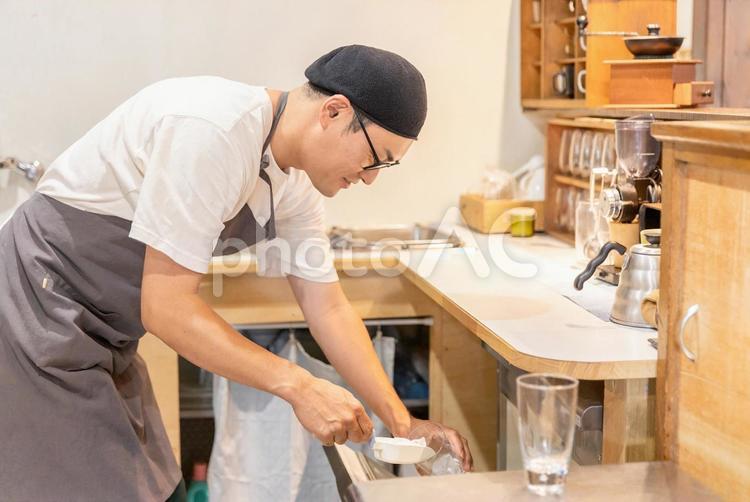 グラスに氷を入れるスタッフ・従業員の男性 カフェ,喫茶店,氷の写真素材