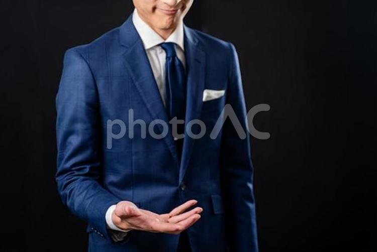 手ですくうポーズをする男性ビジネスマン ビジネスマン,手,片手の写真素材