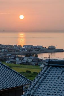 ［兵庫県淡路市］淡路島｜日の出｜大阪湾 淡路島,日の出,朝日の写真素材