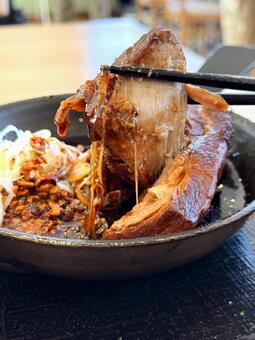 厚切りの豚の角煮 白ネギ,辣油,豚バラの写真素材