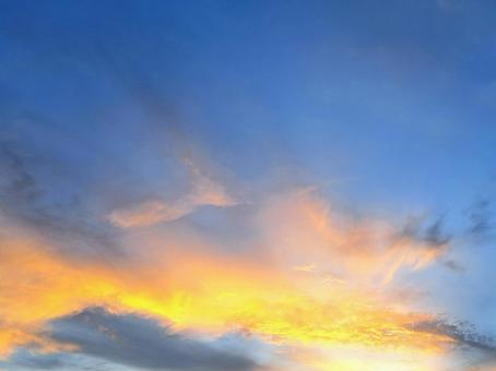 夕焼け　雲　反射の写真