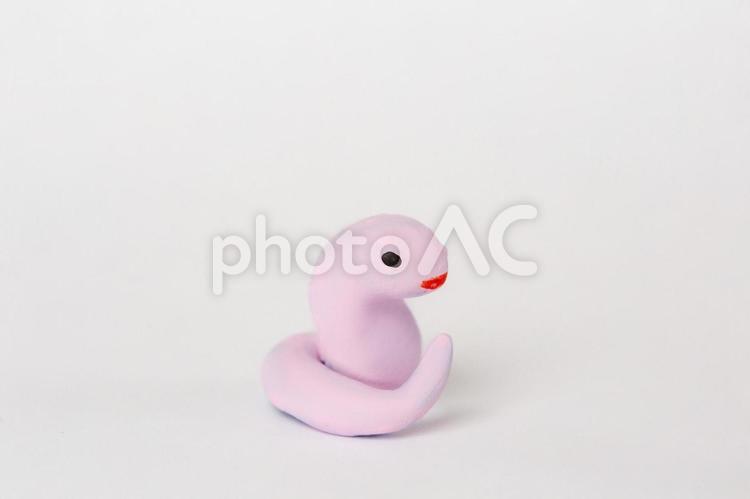 丸まって尻尾が立っている紫の蛇 蛇,クレイアート,動物の写真素材