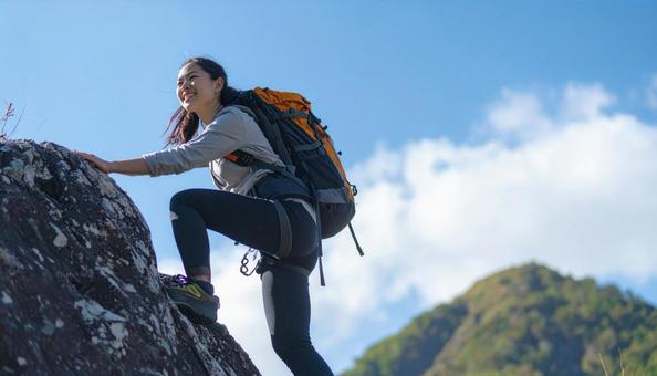 トレッキング・登山する日本人女性 トレッキング・登山する日本人女性の写真