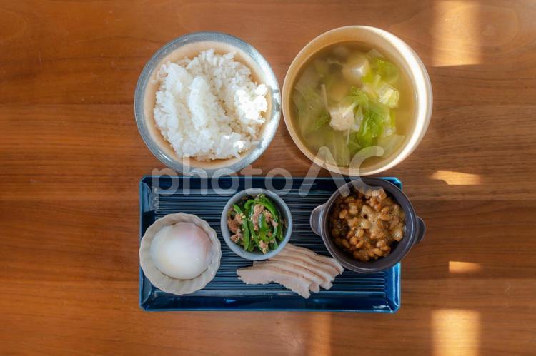 朝日差し込む家庭的な和朝食セット 朝食,和食,白ご飯の写真素材